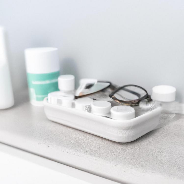 W czym trzymać soczewki jak nie ma płynu?